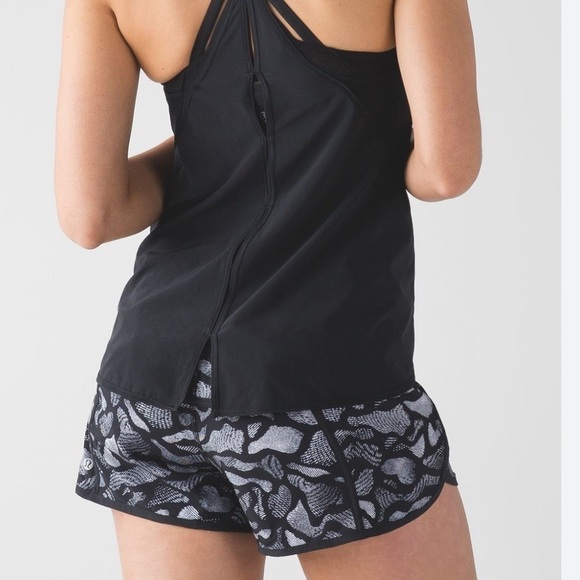 Lululemon Tracker Shorts Patterned, Mini Warp
White/Black Size 4 - Picture 5 of 14